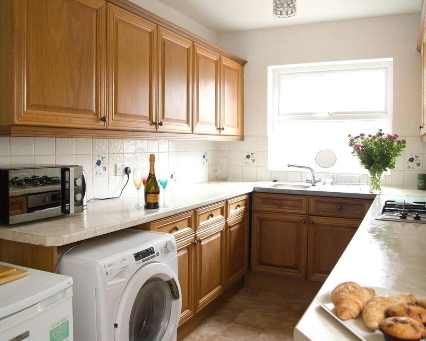 City Centre 4 Bedroom House Winchester Exterior photo